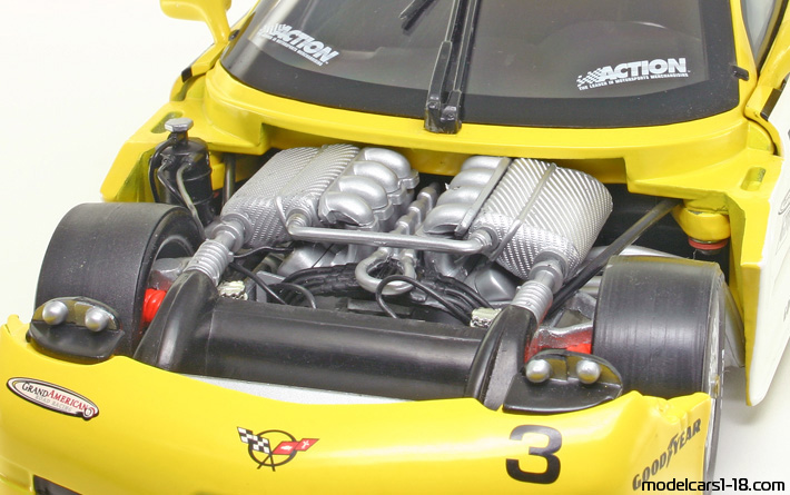 2000 - Chevrolet Corvette C5-R Action Collectibles 1/18 (Жълт / Бял) Двигател