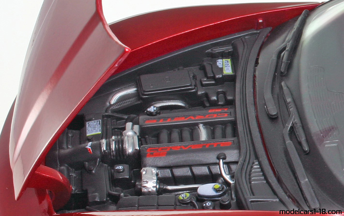 2005 - Chevrolet Corvette C6 Maisto 1/18 (Rot) Motor
