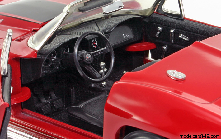 1967 - Chevrolet Corvette Sting Ray C2 ERTL 1/18 (Red / Black) Interior dashboard