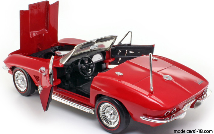 1967 - Chevrolet Corvette Sting Ray C2 ERTL 1/18 (Red / Black) Opening parts