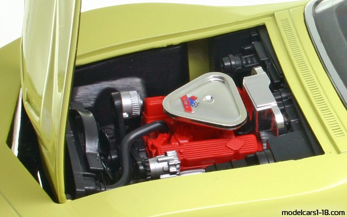 1968 - Chevrolet Corvette Stingray C3 ERTL 1/18 (Yellow) Engine