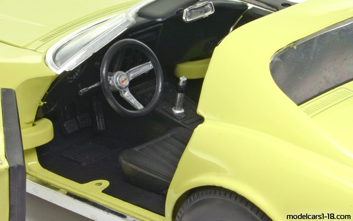 1968 - Chevrolet Corvette Stingray C3 ERTL 1/18 (Yellow) Interior dashboard