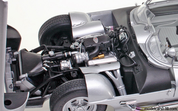 1959 - Chevrolet Corvette Stingray Concept AutoArt 1/18 (Светло-серебристый) Двигатель