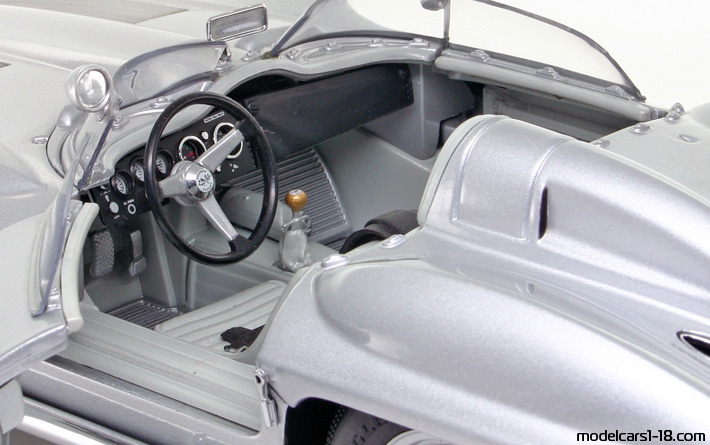 1959 - Chevrolet Corvette Stingray Concept AutoArt 1/18 (Светло-серебристый) Интерьер панель приборов
