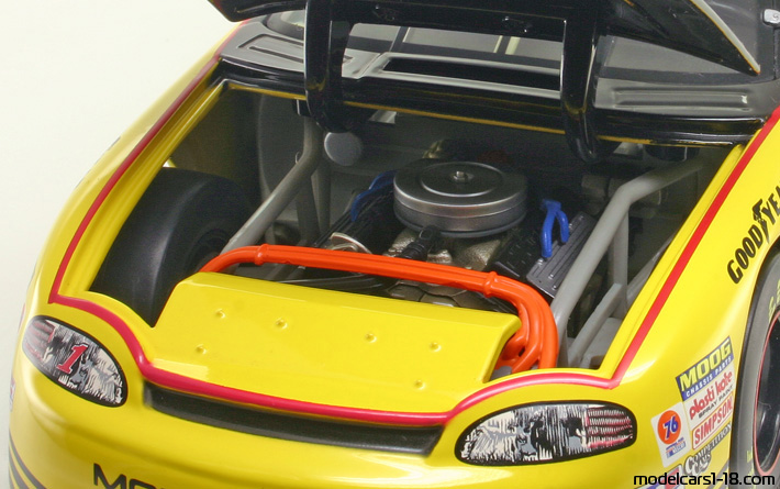 1998 - Chevrolet Monte Carlo Nascar Revell 1/18 (Yellow / Black) Engine