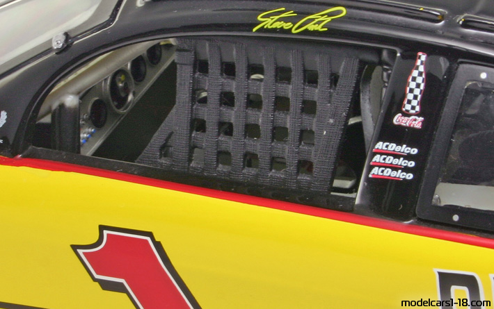 1998 - Chevrolet Monte Carlo Nascar Revell 1/18 (Yellow / Black) Interior dashboard