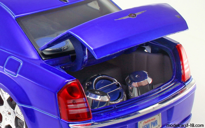 2005 - Chrysler 300C Hemi Maisto 1/18 (Blau) Kofferraum / Klappbare Scheinwerfer