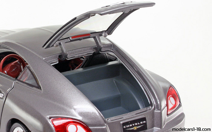 2003 - Chrysler Crossfire Maisto 1/18 (Grau) Kofferraum / Klappbare Scheinwerfer