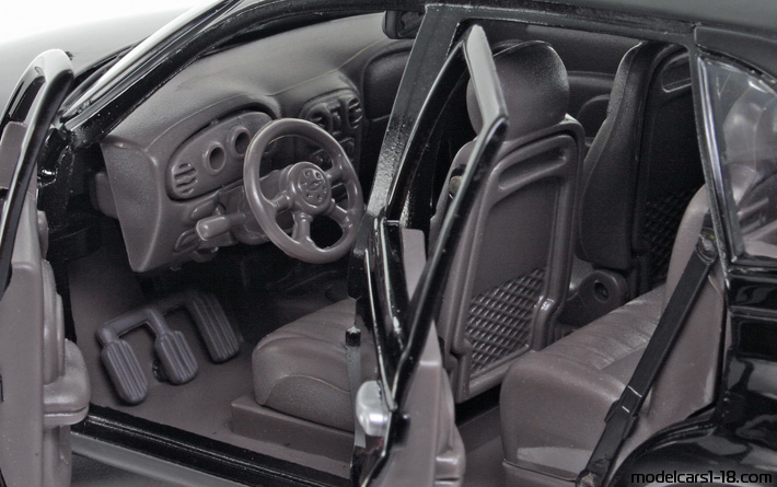 2000 - Chrysler PT Cruiser Motor Max 1/18 (Schwarz) Innenraum Armaturenbrett