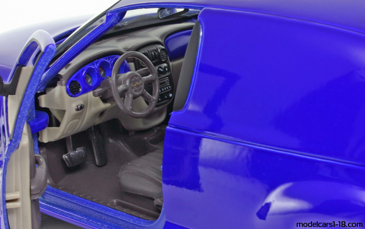 2000 - Chrysler PT Panel Cruiser Maisto 1/18 (Blue) Interior dashboard