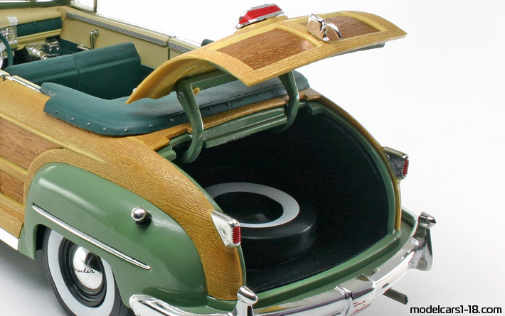1948 - Chrysler Town & Country Motor City Classic 1/18 (Grün) Kofferraum / Klappbare Scheinwerfer