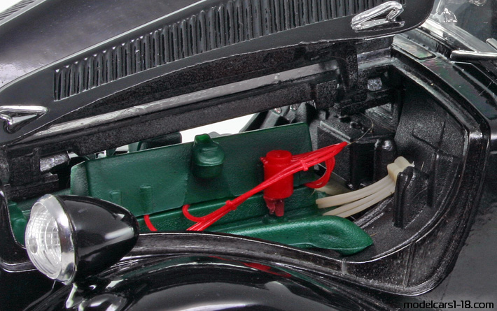 1952 - Citroen 15 CV Maisto 1/18 (Schwarz) Motor