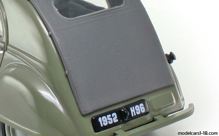 1952 - Citroen 2 CV Maisto 1/18 (Braun) Kofferraum / Klappbare Scheinwerfer