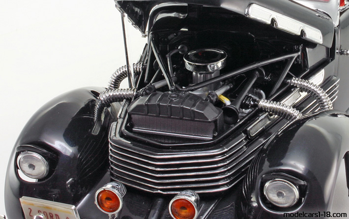 1937 - Cord 812 Supercharged Signature Models 1/18 (Schwarz) Motor