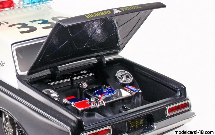 1963 - Dodge 330 Highway Patrol Maisto 1/18 (Schwarz / Weiß) Kofferraum / Klappbare Scheinwerfer