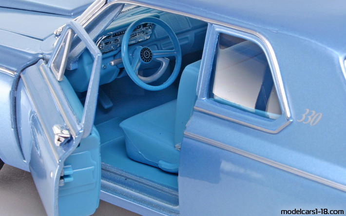 1963 - Dodge 330 Maisto 1/18 (Blue) Interior dashboard