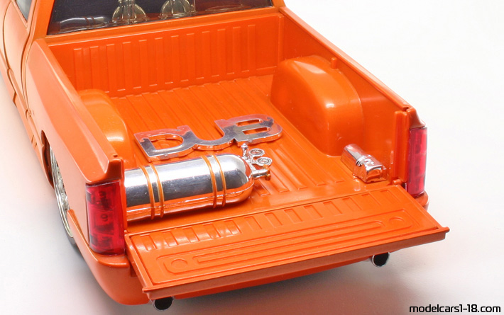 2003 - Dodge Ram 1500 Jada Toys 1/18 (Orange) Kofferraum / Klappbare Scheinwerfer