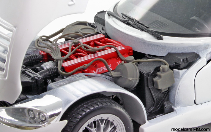 1996 - Dodge Viper GTS-R Maisto 1/18 (Weiß / Blau) Motor