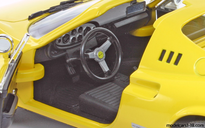 1972 - Ferrari 246 GTS Dino Hot Wheels 1/18 (Yellow) Interior dashboard