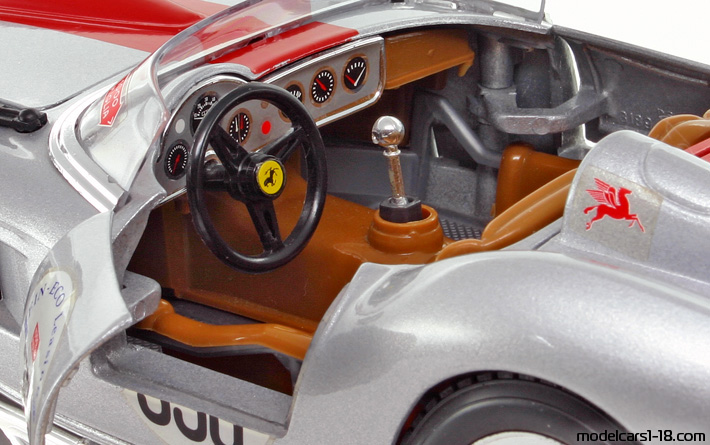 1957 - Ferrari 250 Testa Rossa Bburago 1/18 (Silber / Rot) Innenraum Armaturenbrett