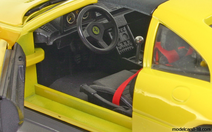 1989 - Ferrari 348 TS Maisto 1/18 (Gelb) Innenraum Armaturenbrett