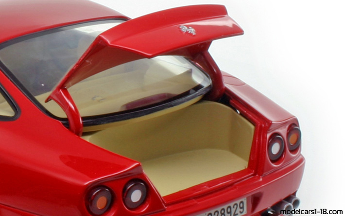 1996 - Ferrari 550 Maranello UT 1/18 (Червен) Багажник / Отварящи се фарове