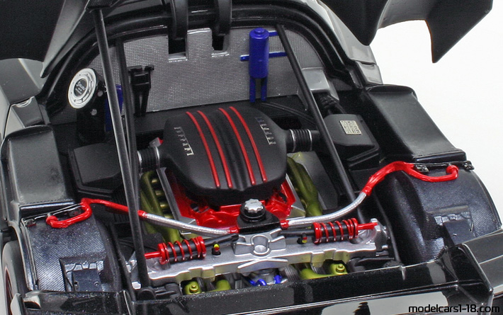 2005 - Ferrari FXX Elite 1/18 (Schwarz) Motor