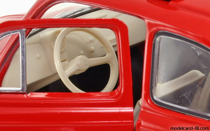 1957 - Fiat 500 Solido 1/16 (Червен) Интериор арматурно табло