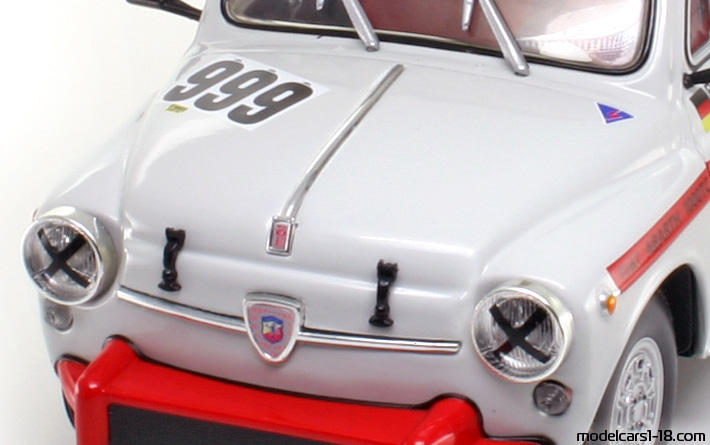 1962 - Fiat Abarth 1000 TC Revell 1/18 (Weiß / Rot) Kofferraum / Klappbare Scheinwerfer