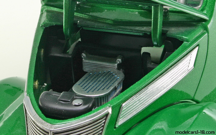 1937 - Ford Convertible Road Legends 1/18 (Grün) Motor