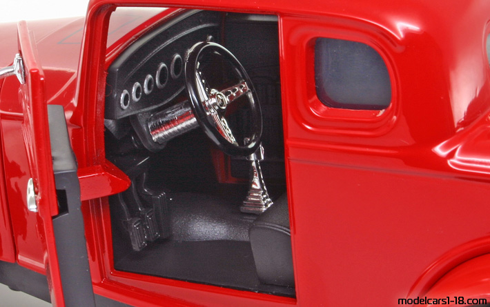 1932 - Ford Coupe (Model B) Motor Max 1/18 (Rot) Innenraum Armaturenbrett