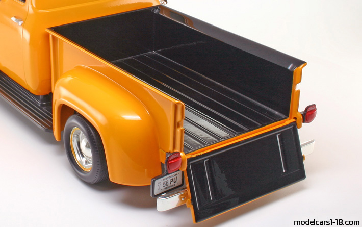 1956 - Ford F-100 ERTL 1/18 (Orange) Other details