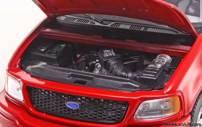 1999 - Ford F-150 SVT Lightning Bburago 1/21 (Red) Engine