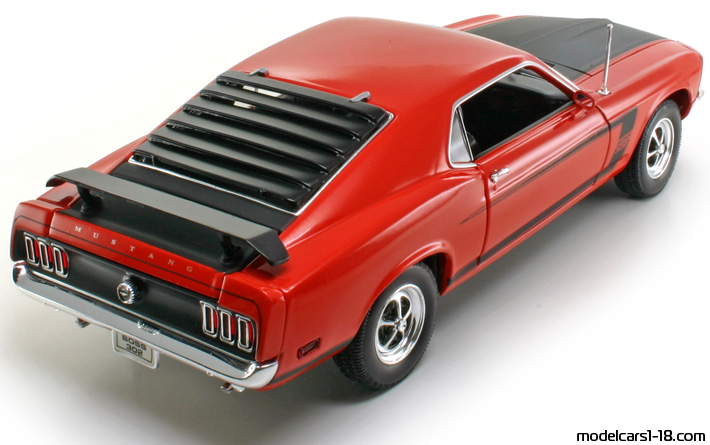 1969 - Ford Mustang Boss 302 Welly 1/18 (Rot / Schwarz) Hinten rechte seite