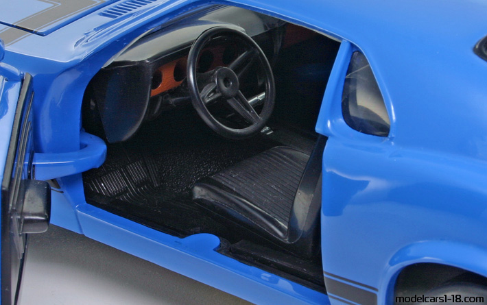 1970 - Ford Mustang Boss 302 ERTL 1/18 (Blau / Schwarz) Innenraum Armaturenbrett