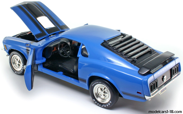 1970 - Ford Mustang Boss 302 ERTL 1/18 (Blau / Schwarz) Zu öffnende Teile