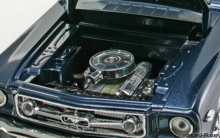 1965 - Ford Mustang GT Fastback Mira 1/18 (Blau) Motor