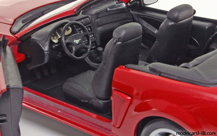 1999 - Ford Mustang GT Maisto 1/18 (Rot) Innenraum Armaturenbrett