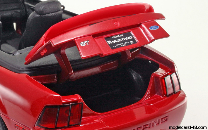1999 - Ford Mustang GT Maisto 1/18 (Rot) Kofferraum / Klappbare Scheinwerfer