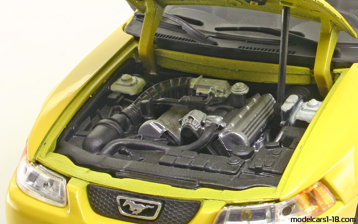 1999 - Ford Mustang GT Maisto 1/18 (Gelb) Motor