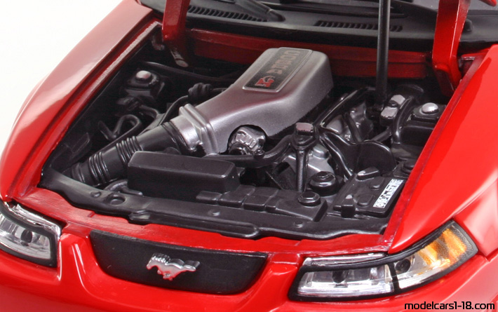 2000 - Ford Mustang SVT Cobra R Maisto 1/18 (Rot) Motor