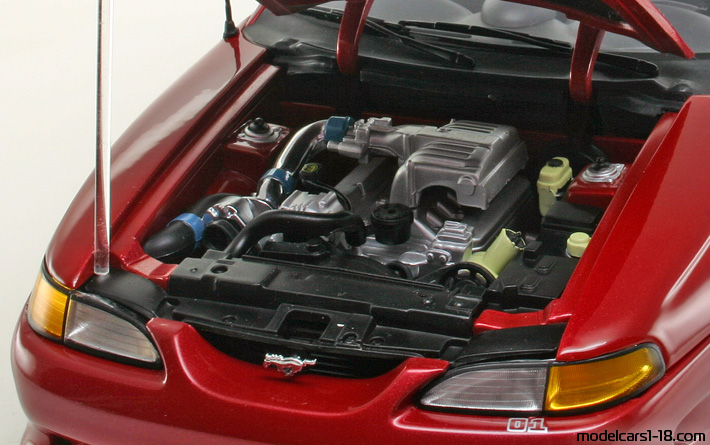 1997 - Ford Mustang Saleen S351 Speedster AutoArt 1/18 (Червен) Двигател