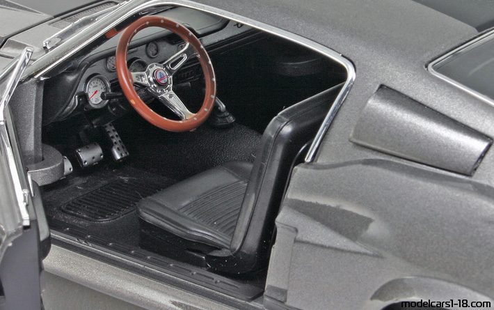 1967 - Ford Mustang Shelby GT500 Eleanor Shelby Collectibles 1/18 (Grau / Schwarz) Innenraum Armaturenbrett