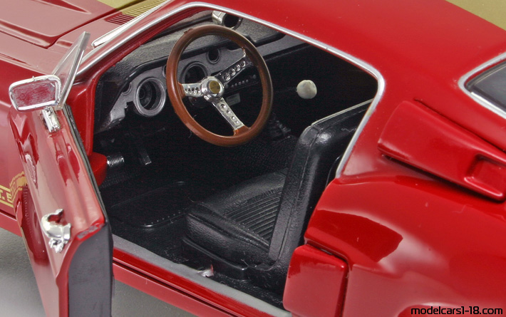 1967 - Ford Mustang Shelby GT500 ERTL 1/18 (Червен / Жълт) Интериор арматурно табло