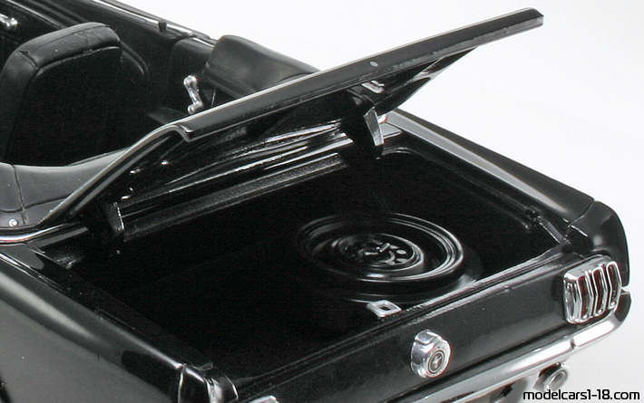 1964 - Ford Mustang Welly 1/18 (Schwarz) Kofferraum / Klappbare Scheinwerfer