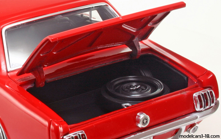 1964 - Ford Mustang Welly 1/18 (Red) Other details