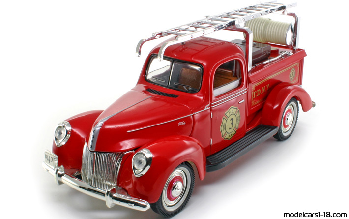 1940 - Ford Pickup Fire Dept Truck Golden Wheel Diecast 1/20 - Vorne linke Seite