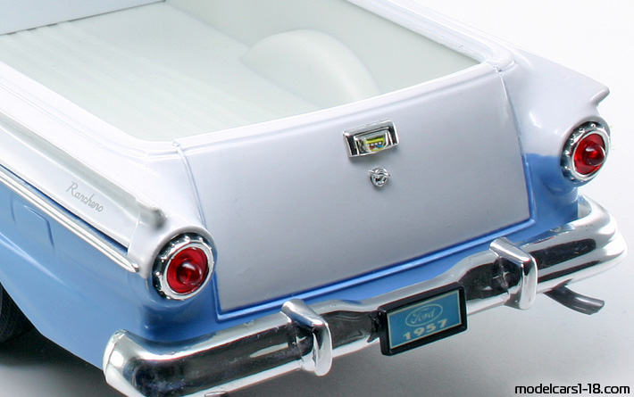 1957 - Ford Ranchero Road Signature 1/18 (White / Blue) Trunk / Popup headlights