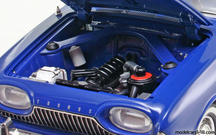 1960 - Ford Taunus 17M (P3) Revell 1/18 (Blau / Weiß) Motor
