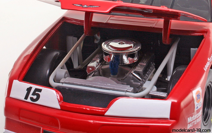 1992 - Ford Thunderbird Nascar ERTL 1/18 (Rot / Weiß) Motor